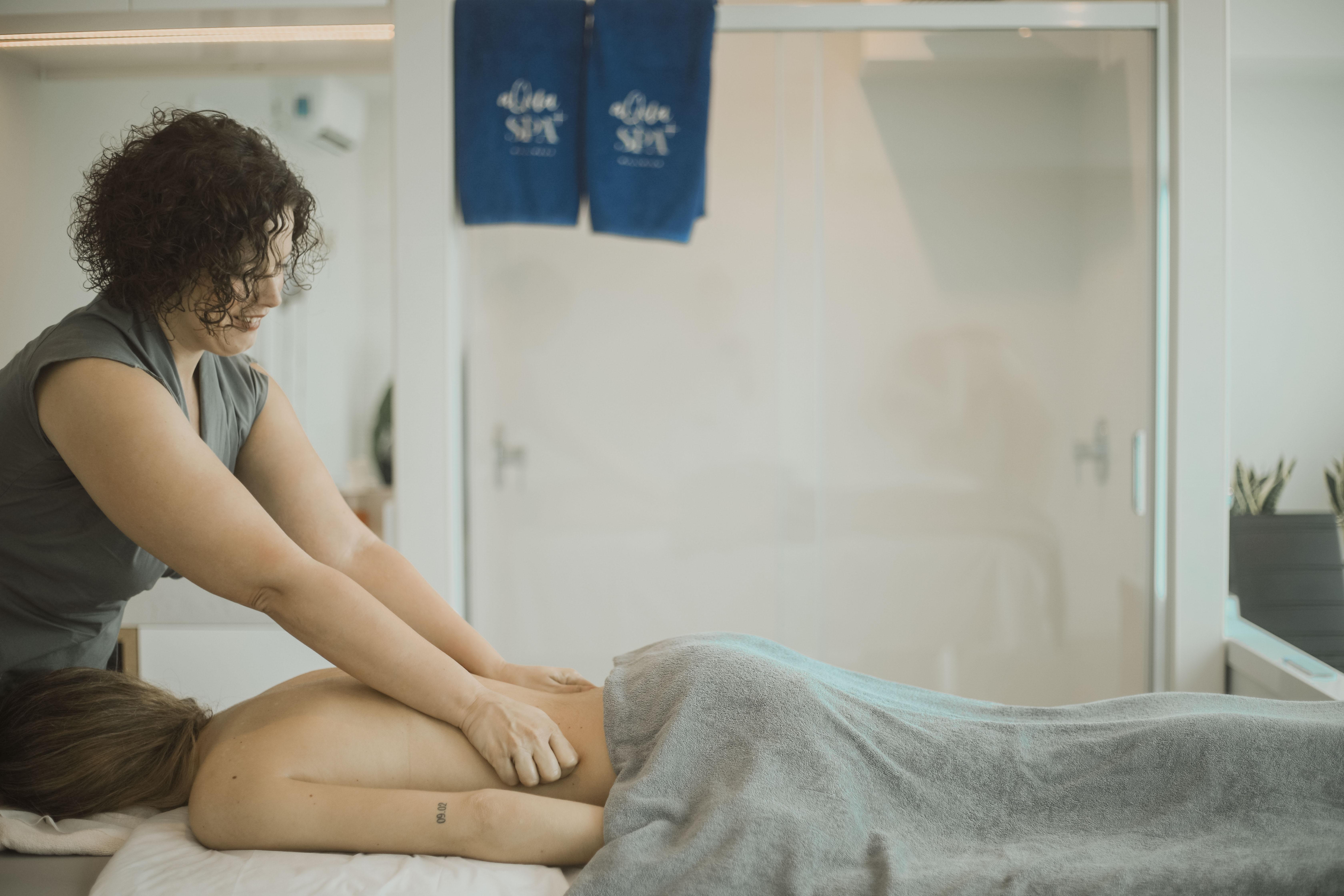 Arrecife Gran Hotel & Spa ภายนอก รูปภาพ A massage therapist treating a patient