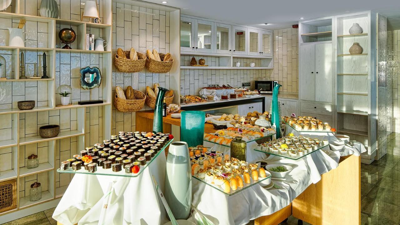 Arrecife Gran Hotel & Spa ภายนอก รูปภาพ A buffet at a hotel
